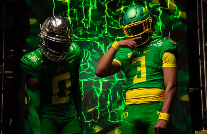 2024 QB Michael Van Buren (3) poses with 2024 Oregon WR commit Jordan Anderson (0) during a visit to Oregon.